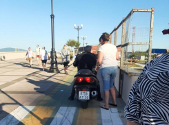 Мотоциклист рассекал по велодорожке на набережной Новороссийска