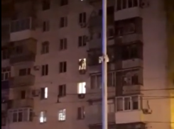 Новороссиец истекал кровью, пока женщина устраивала шоу на подоконнике