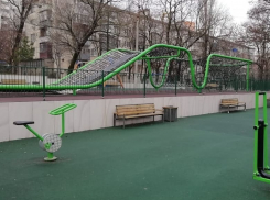 В новороссийском сквере «Науки» появились долгожданные качели 