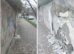 «Эта глыба скоро рухнет», - «древний» забор пугает жительницу Новороссийска 