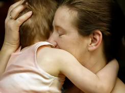 Семья с двумя малышами лишилась дома в Новороссийске по решению суда 