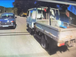 Манипулятор без номеров повредил машину новороссийца и скрылся 