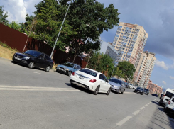 Водитель из Новороссийска припарковал свой автомобиль посреди улицы 