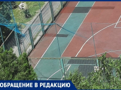 Обещанная новороссийцам сетка вокруг спортивной площадки “слетела”
