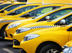 Новороссийских таксистов могут начать штрафовать за парковку во дворах жилых домов 