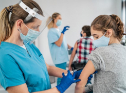 Названы сроки начала вакцинации подростков от COVID-19