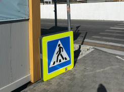 Прилегли отдохнуть: ветер ломает дорожные знаки и светофоры в Новороссийске 