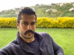 Спел “Калинку” и надел ушанку — Россию посетила звезда «Великолепного века» Бурак Озчивит