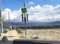 Дорожный знак в Новороссийске вот-вот свалится на голову пешеходам