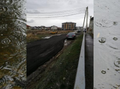 И так сойдет: положили асфальт в обход припаркованной машины в Новороссийске