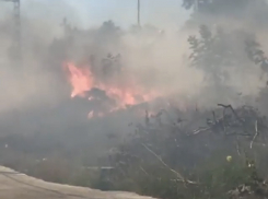 Сильный пожар разыгрался в Восточном районе Новороссийска