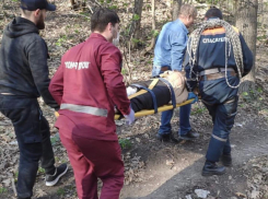 Жительница Новороссийска выгуливала собаку и упала с обрыва