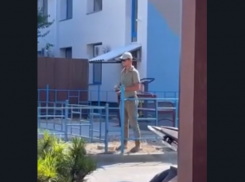 Сварщики на детской площадке в Мысхако «играют с огнем»