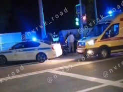 Водитель автомобиля в Новороссийске вылетел на встречку, снёс другую машину и забор  