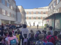 Славься, Отечество: школьники Новороссийска спели гимн перед уроками 