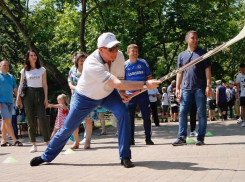 Игорь Дяченко сыграл в хоккей на траве, а жители требуют каток и мороженое