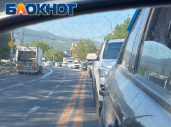 Пробейшие пробки в Новороссийске выводят горожан и гостей из себя