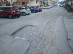Ремонт «для галочки»: в Мысхако засыпали ямы, но машины снова проваливаются 