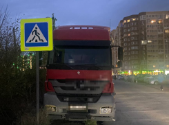 «Большегрузам позволено все, что угодно?»: в Новороссийске фуры создают пробки и портят имущество