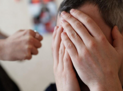 Жителя Новороссийска ограбили и избили в людном месте