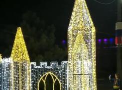 «Зачем так рано?», - новороссийцы о первых новогодних украшениях в городе