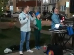 Старался, пел, но никто не вышел: драма во дворах Новороссийска