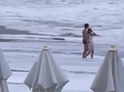 Сильнейшие волны на Чёрном море унесли девушку из объятий парня: видео 