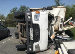 Лежит на боку, кабина всмятку: подробности ДТП с участием большегруза в Новороссийске