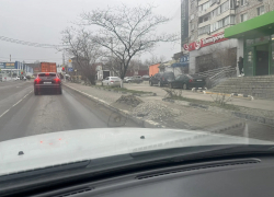 «Мы что в селе Пупкино живём?» - житель Новороссийска возмутился из-за кучи грязи на тротуаре 