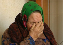 Молодой новороссиец запустил руки в трусы пенсионерке