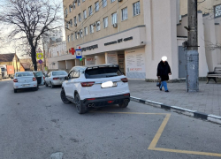 «Попутали что-то?», - водители Новороссийска ставят машины прямо на остановке