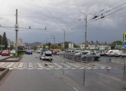 Триллер у Южного рынка с участием батюшки, пешехода и женщины из Анапы случился в Новороссийске