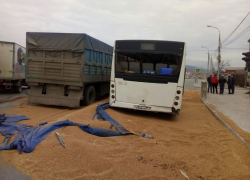 Дорогу в Новороссийске "сковало" из-за рассыпавшегося зерна