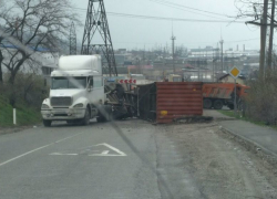 Перевернувшийся контейнеровоз перекрыл дорогу на Гайдук в Новороссийске