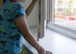 Очевидцы утверждают, что два ребенка опять выпали из окна в Новороссийске