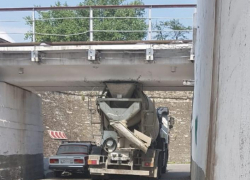 Под мостом на улице Жуковского в Новороссийске  застряла бетономешалка