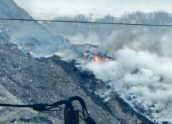 На свалке Новороссийска вновь видно огонь: сход с тела «Щелбы» открыл очаги тления