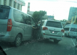 Эмоциональная разборка посреди проезжей части вызвала смех у новороссийцев