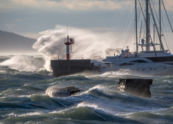 Жутко красиво: норд-ост в Новороссийске завершил бархатный сезон на Черноморском побережье 