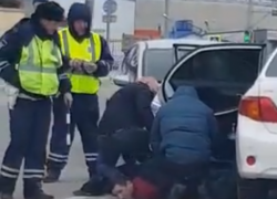 Жесткое задержание двух мужчин попало на видеокамеру новороссийцев
