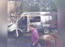 В Новороссийске на дороге загорелся грузовой автомобиль