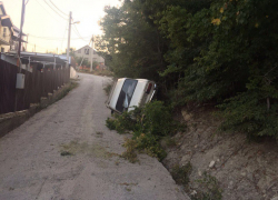 Новороссийцы на обочине обнаружили перевернутую «шестерку»