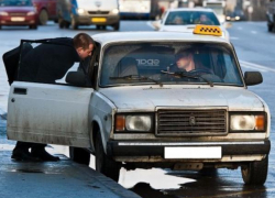 Опасный таксист возил новороссийцев на Октябрьскую площадь