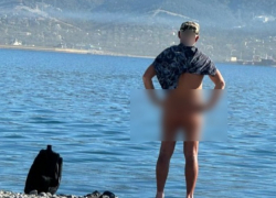 18+ Мужчина демонстрирует свой «филей» отдыхающим в Новороссийске