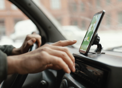 Таксист-мигрант украл у пассажирки телефон в Новороссийске