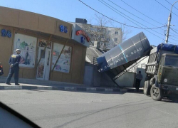 В Новороссийске появилась «интересная» остановка: ветру мешает, КамАЗу мешает