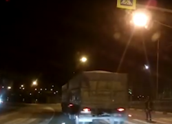 Новороссийцы сняли на камеру смертельно опасный номер от водителя большегруза