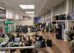 Коллапс в аэропорту Сочи: 105 рейсов задержано - пассажиры спят на полу уже 14 часов