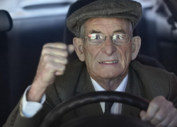 Новороссийским водителям на заметку: в России предлагают запретить водить после 70 лет 