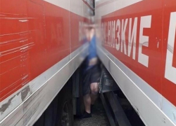 Водителя фуры раздавила его же фура под Краснодаром
